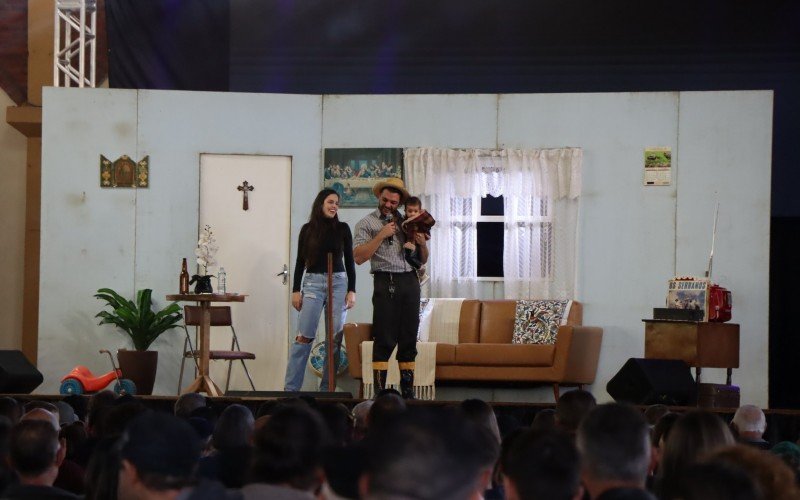 Colono Badin recebeu homenagem da esposa durante apresentaÃ§Ã£o de humor