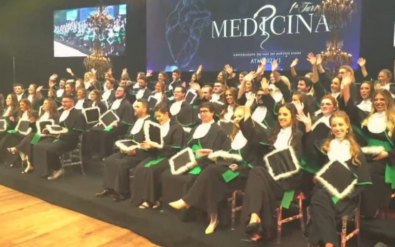 Cerimônia de formatura dos 55 alunos do curso aconteceu na tarde e sábado (12), no Teatro do Sesi, no Centro de Eventos da Fiergs  