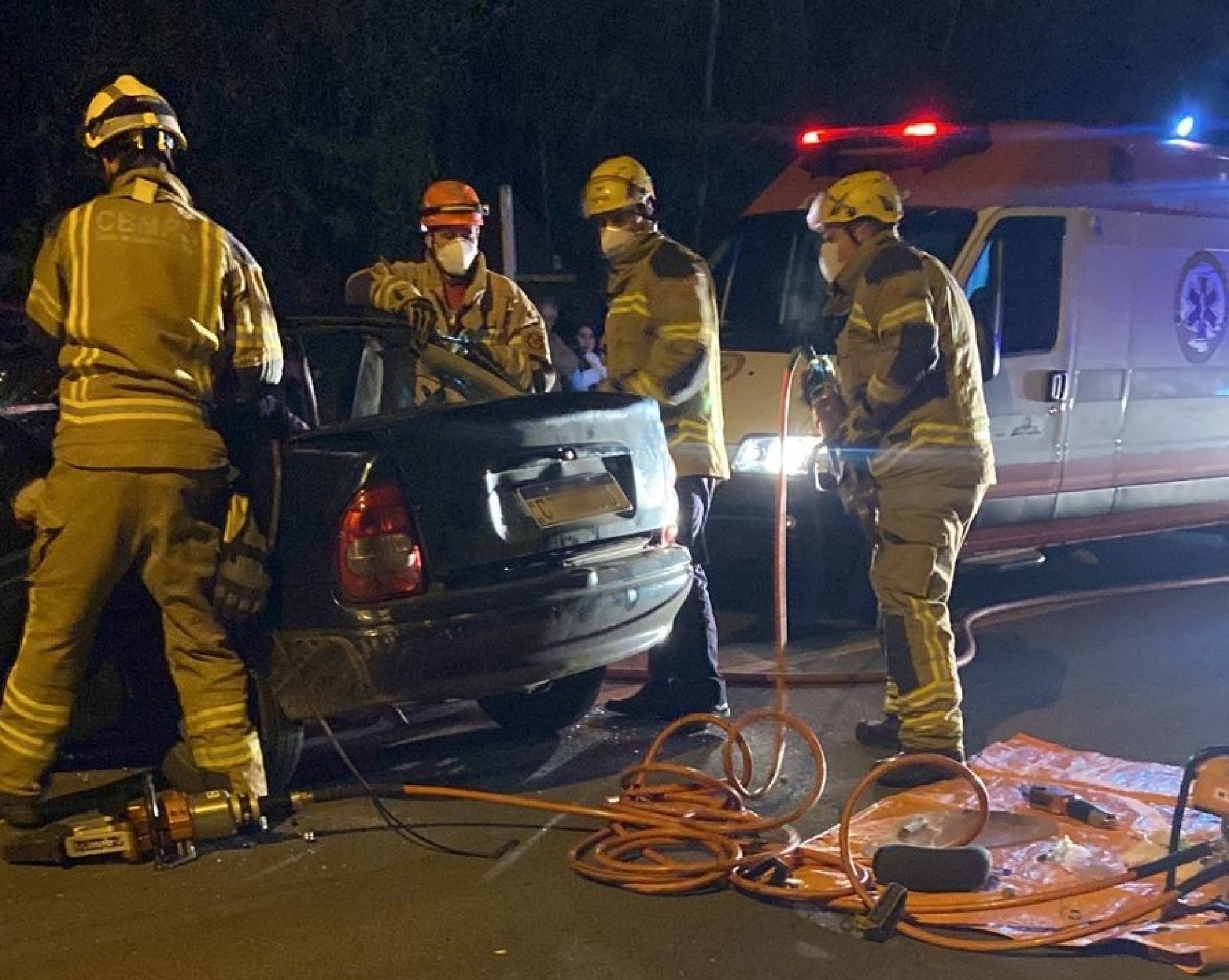 ACIDENTE DE TRÂNSITO: Uma pessoa fica presa às ferragens após colisão entre carro e ônibus em Gramado