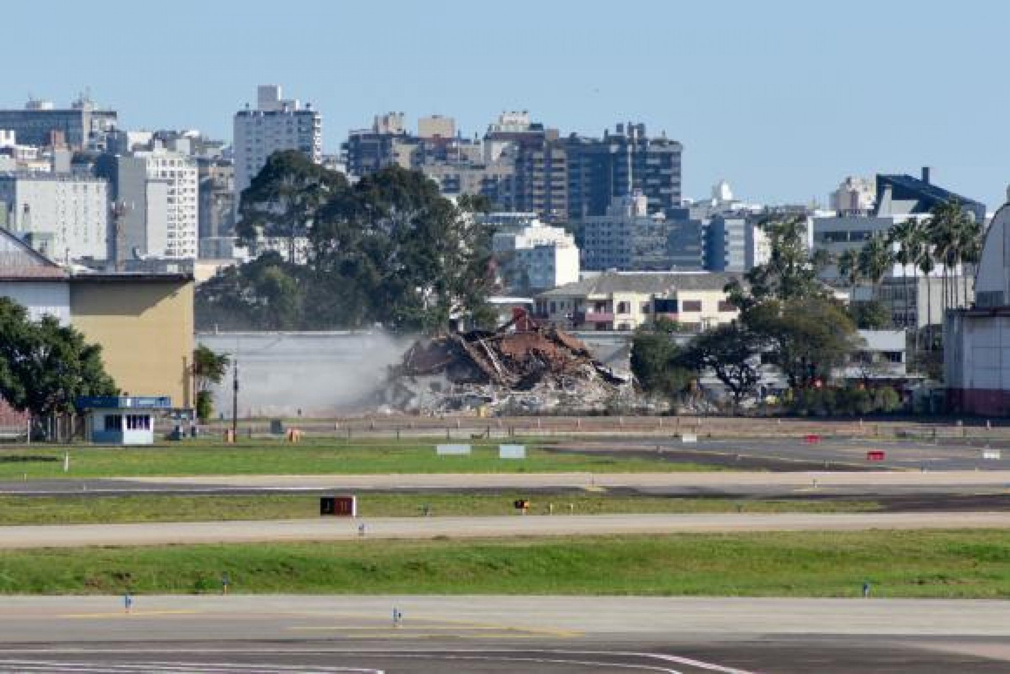 Demolido prédio que foi construído pela Varig para abrigar um dos primeiros aeroportos do Brasil