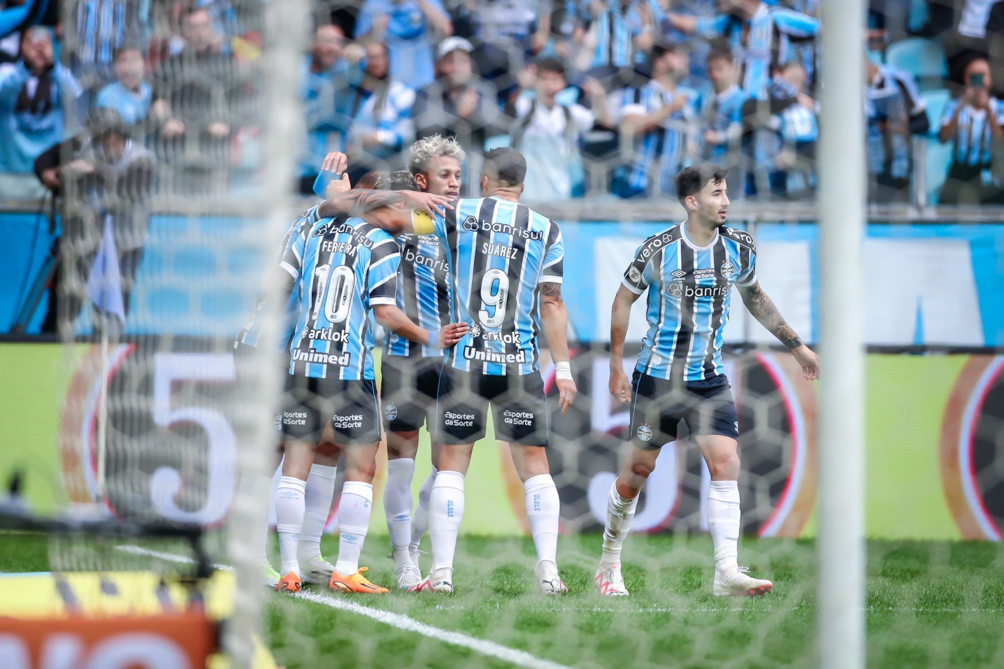 Grêmio derrota o Fluminense de virada na reestreia de Luan e volta ao G4; veja os destaques do jogo