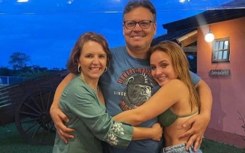 Larissa Manoela e os pais | abc+