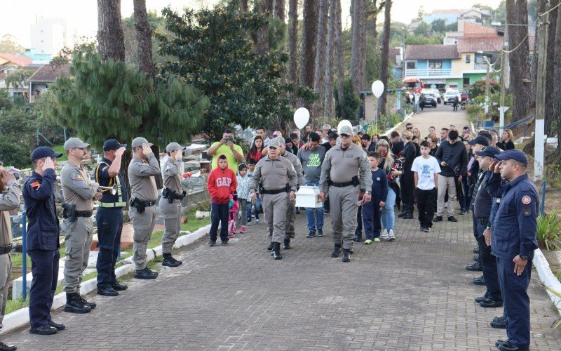 Policiais militares carregaram caixão com corpo do menino | Jornal NH