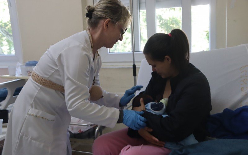 Vivian deu dicas à mamãe Kerolaine para uma amamentação correta de João Henrique