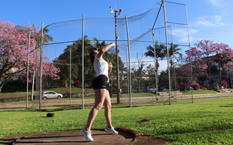 Atleta jÃ¡ alcanÃ§ou a marca de 12,54 metros