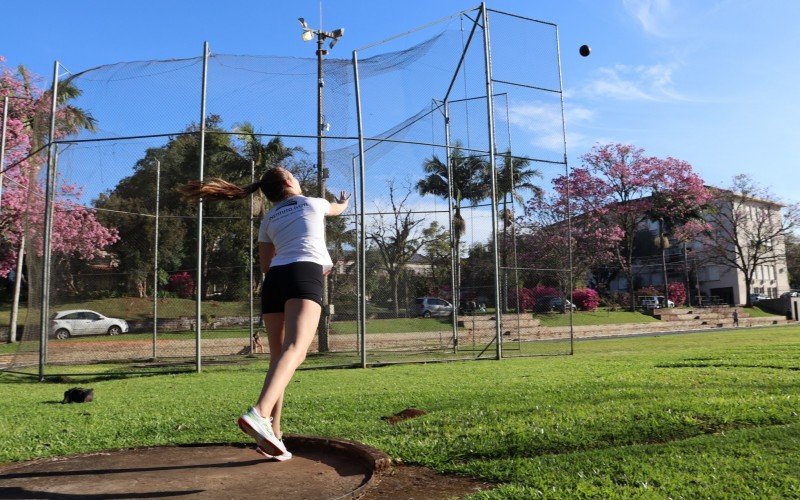 Atleta jÃ¡ alcanÃ§ou a marca de 12,54 metros