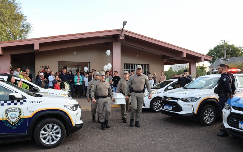 CaixÃ£o foi carregado por policiais militares