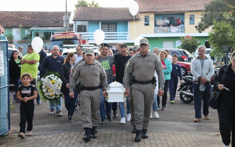 CaixÃ£o foi carregado por policiais militares