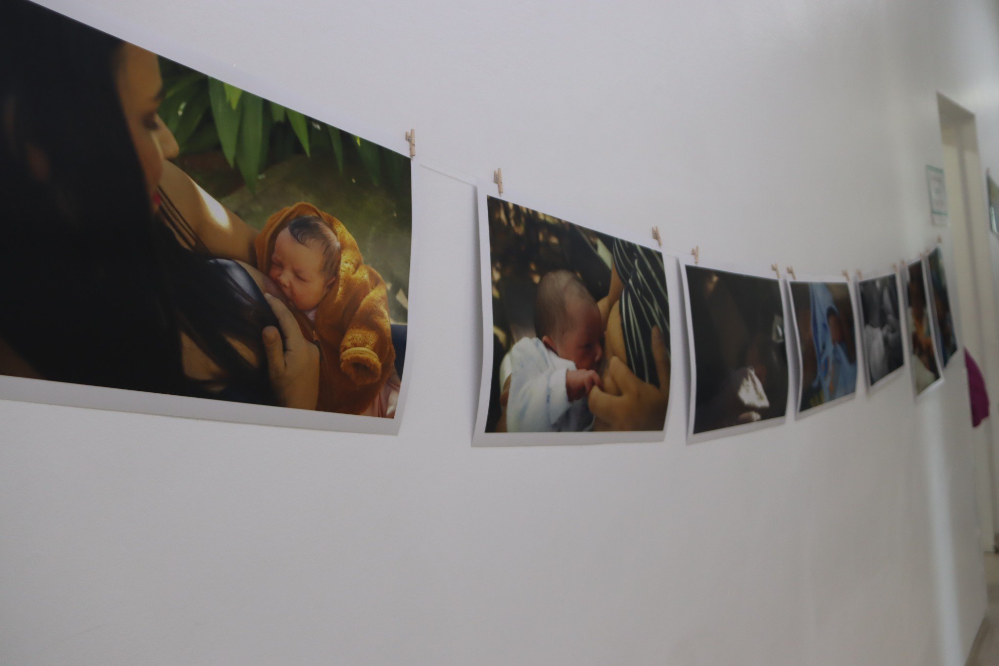 Exposição de imagens na maternidade do Hospital Centenário destaca o aleitamento materno