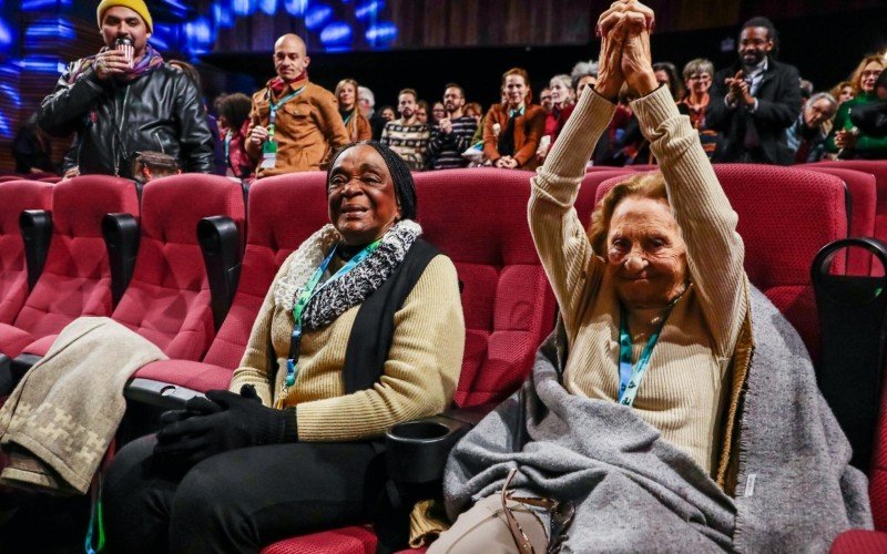 Léa Garcia e Laura Cardoso, no Palácio dos Festivais, no domingo (13)