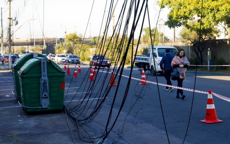 Trânsito é lento na Avenida Victor Barreto devido a cabeamento caído desde o início da manhã desta terça-feira (15)