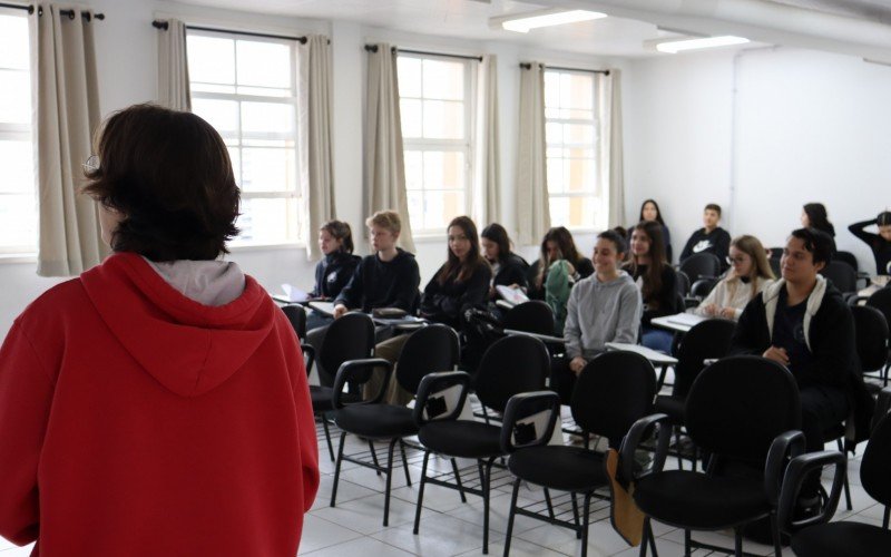 Alunos da Liberato dão aulas de português e matemática para estudantes do 9° ano de escolas públicas | Jornal NH