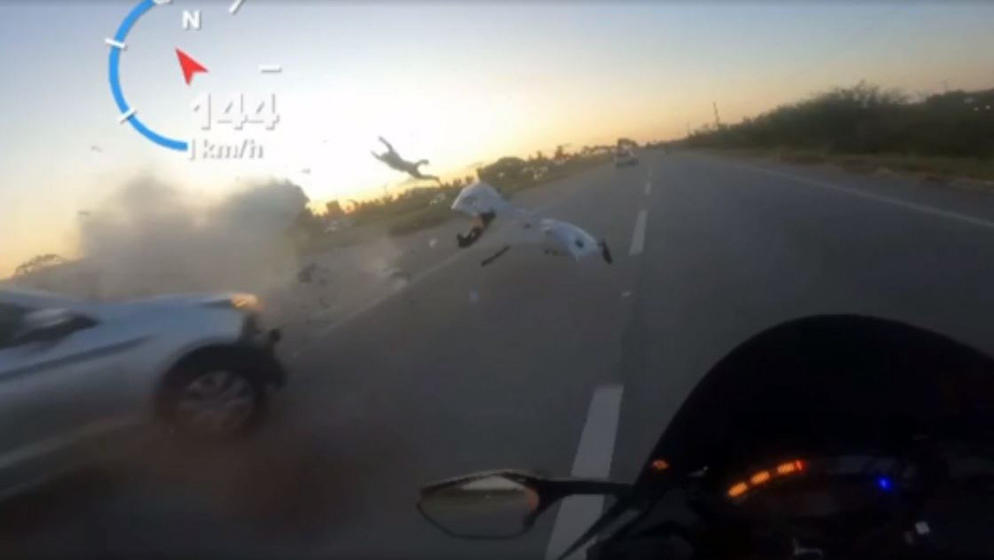 Colisão com carro faz motociclista que andava a 200km/h ser arremessado em rodovia