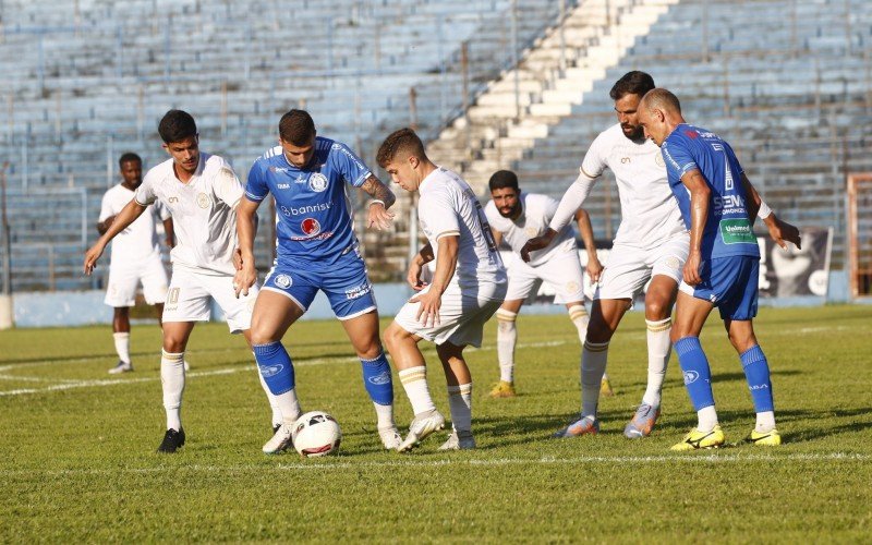 Partida foi disputada, mas com raras chances de gol