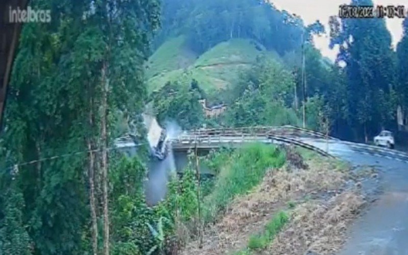 Caminhão despenca de ponte em curva da BR-101 no Espírito Santo | Jornal NH