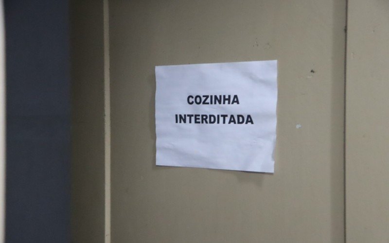 A cozinha está interditada desde 2019, quando o problema piorou. Situação causa receio