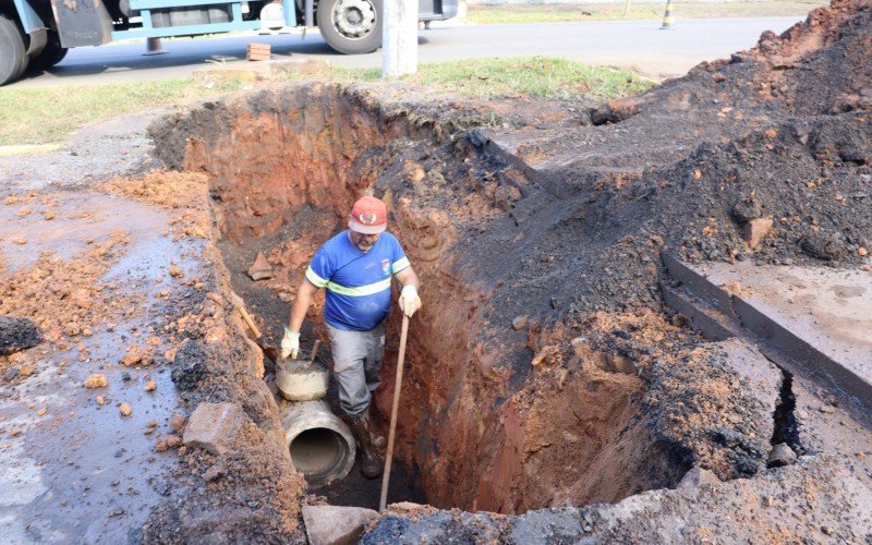 Prefeitura conserta tubulaÃ§Ã£o da Avenida Vereador AdÃ£o Rodrigues 