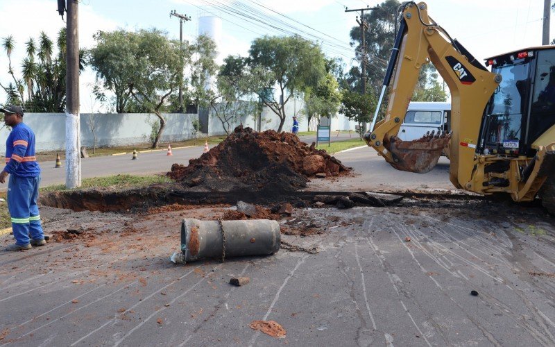 Prefeitura conserta tubulaÃ§Ã£o da Avenida Vereador AdÃ£o Rodrigues 