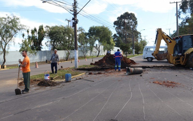 Prefeitura conserta tubulaÃ§Ã£o da Avenida Vereador AdÃ£o Rodrigues 