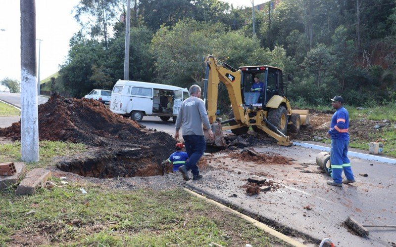 Prefeitura conserta tubulaÃ§Ã£o da Avenida Vereador AdÃ£o Rodrigues 