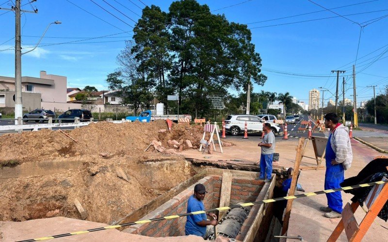 Equipe trabalha para finalizar obra em avenida