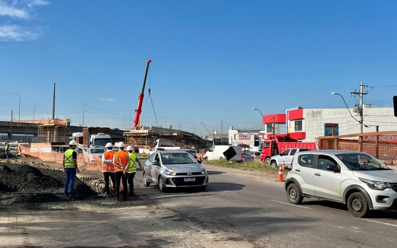 Obra viaduto Scharlau 