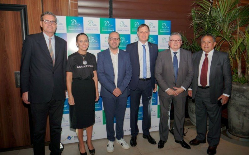 José Fernando Bello (presidente executivo do CICB), Silvana Dilly (superintendente da Assintecal), Gerson Luis Berwanger (presidente da Assintecal), Lucas Redecker (deputado federal e presidente da Frente), Haroldo Ferreira (presidente-executivo da Abicalçados) e Caetano Bianco Neto (presidente do Conselho Deliberativo da Abicalçados) | Jornal NH