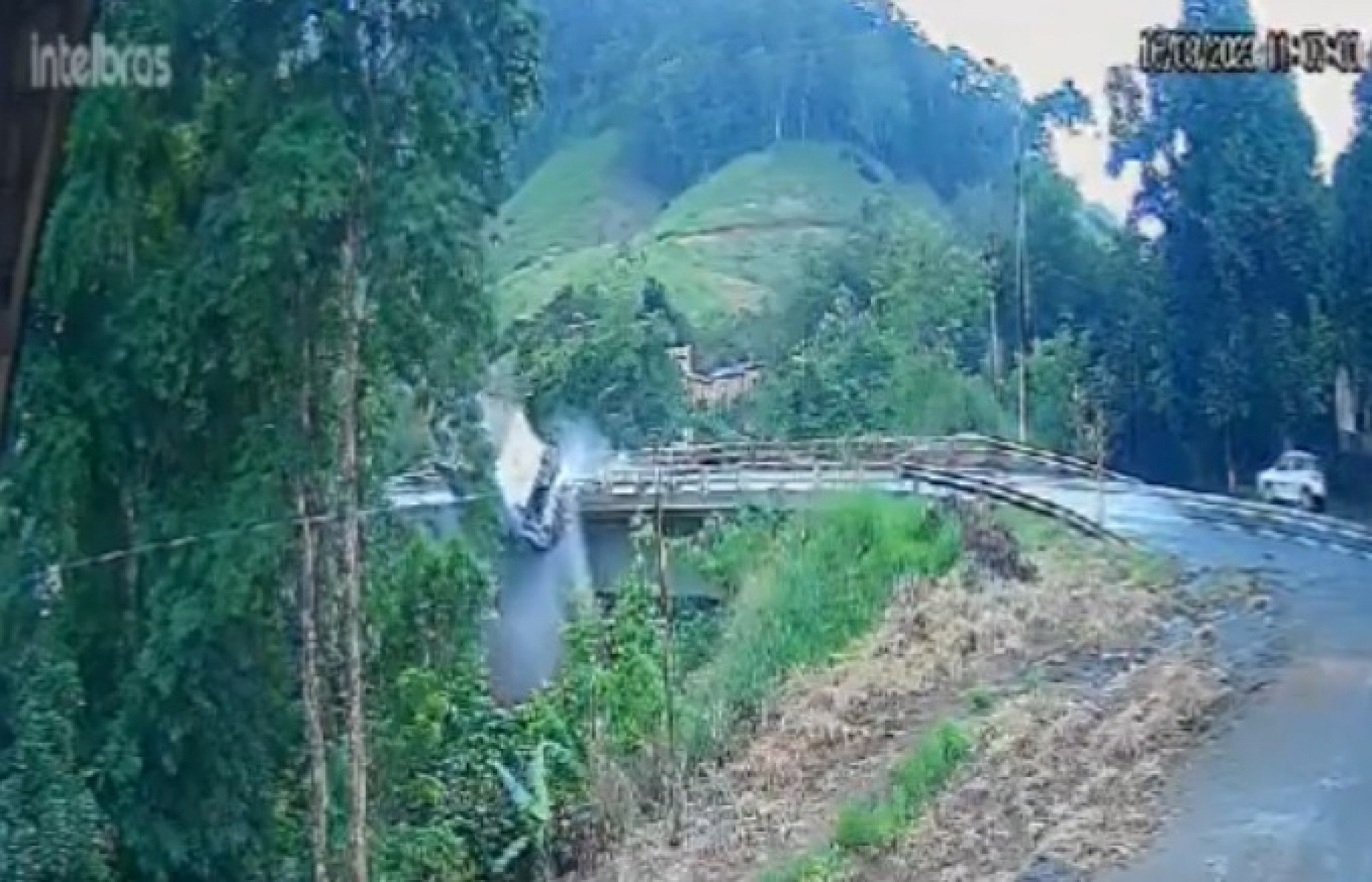VÍDEO: Caminhão despenca de ponte na BR-101; acidente no Espírito Santo mata motorista