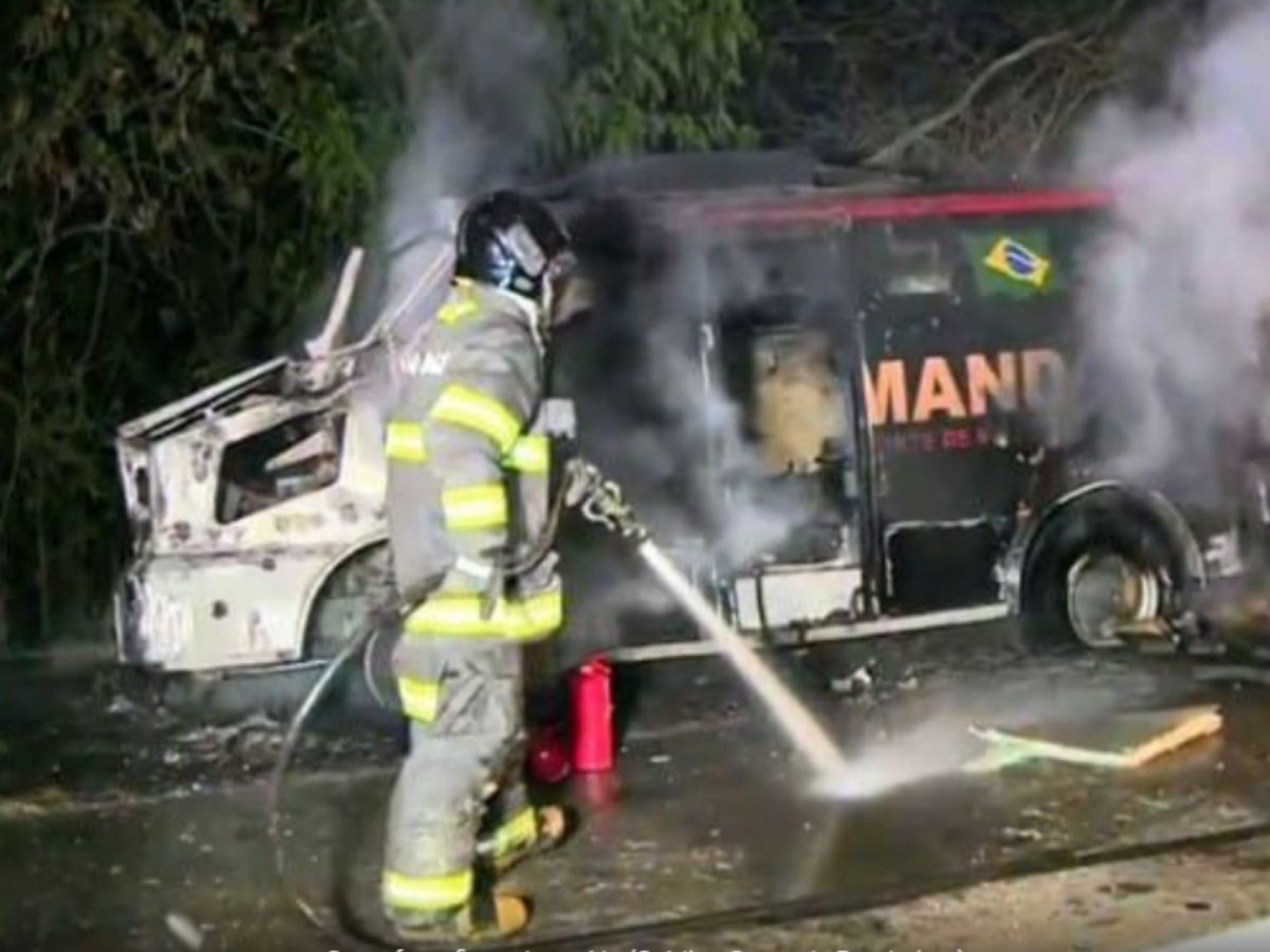 Ladrões roubam R$ 2 milhões e ferem cinco pessoas depois de incendiar carro-forte durante assalto no interior de SP