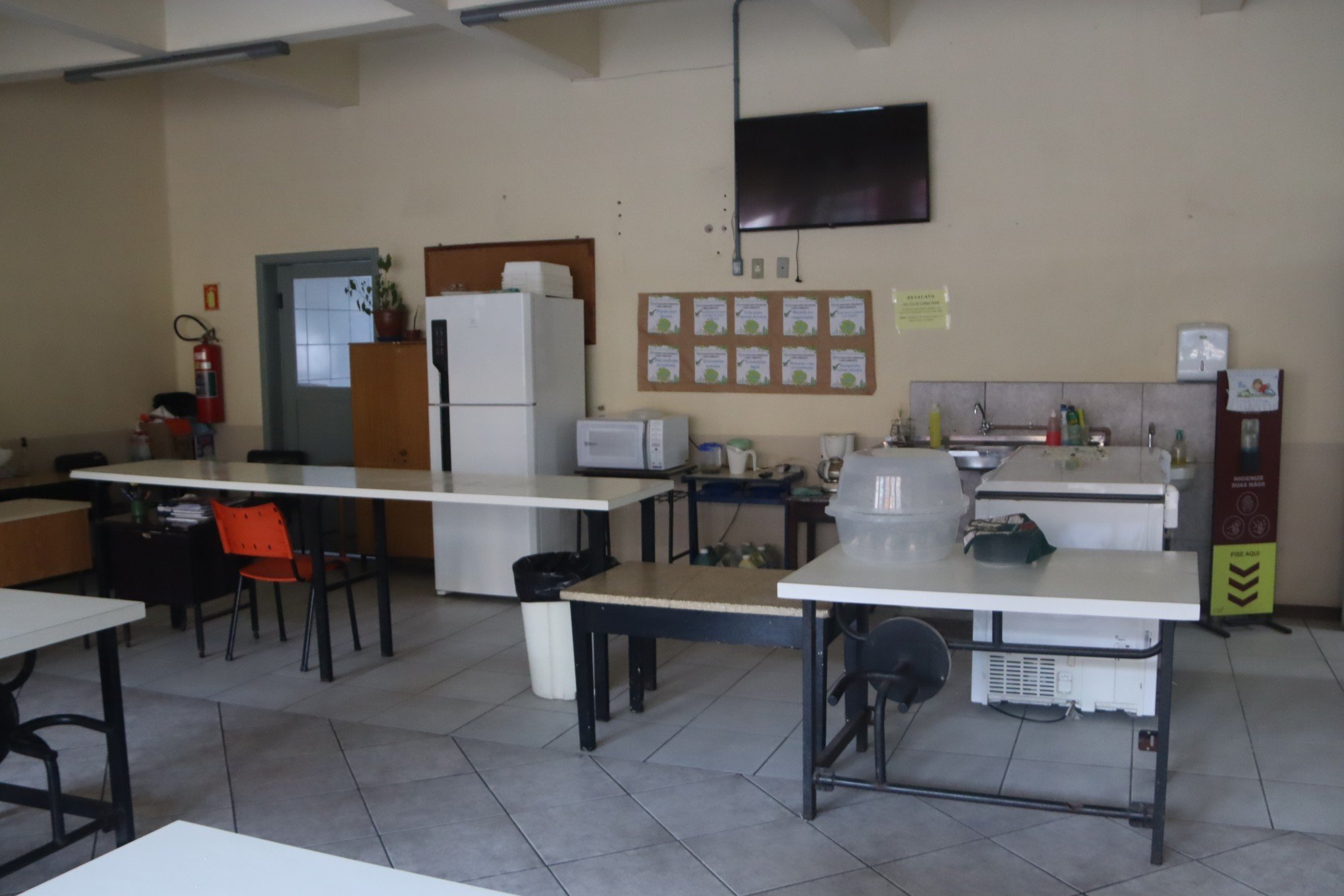 A equipe escolar improvisou uma cozinha no refeitÃ³rio