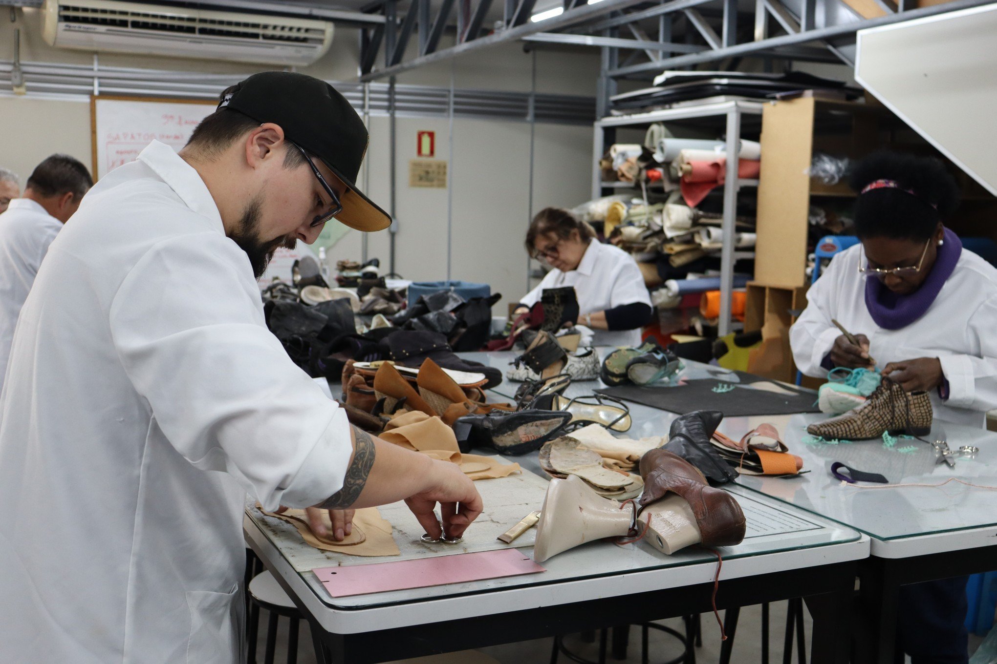 Oficina gratuita ensina produção e reparo de calçados