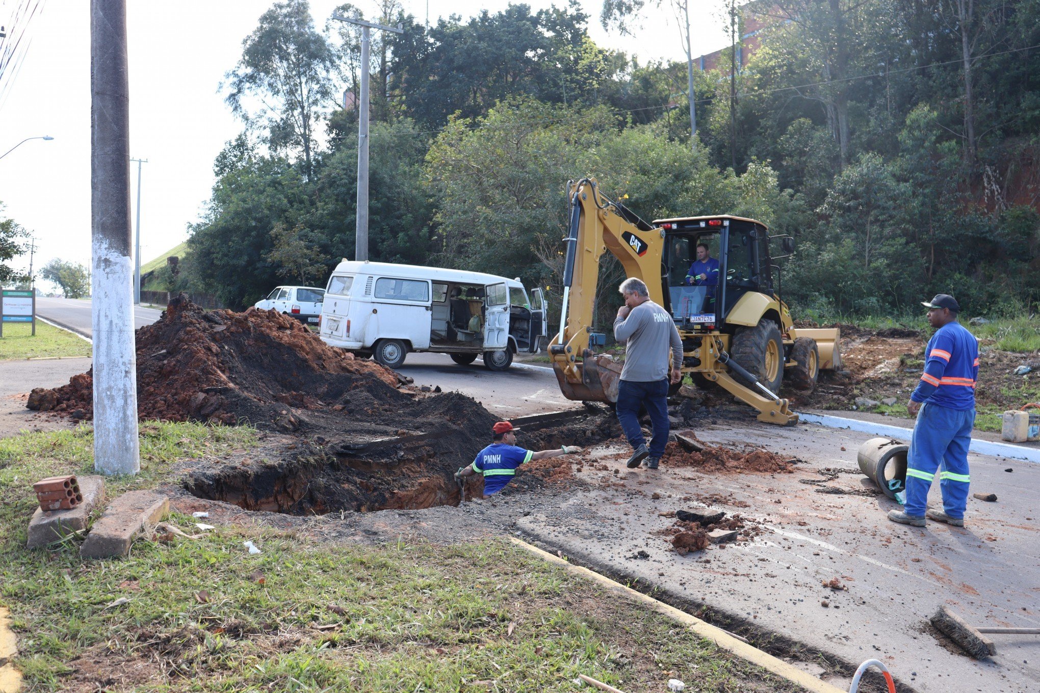 Avenida de Novo Hamburgo tem trânsito modificado para conserto de buraco