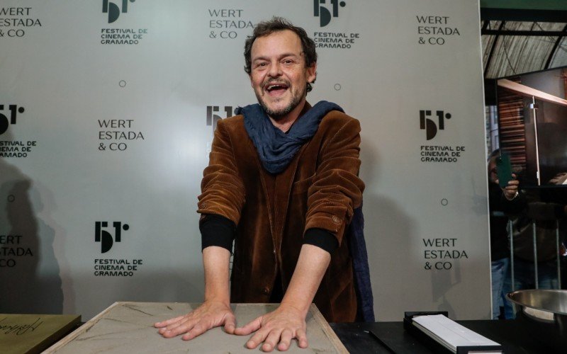 Matheus Nachtergaele na Calçada da Fama do Festival de Cinema de Gramado