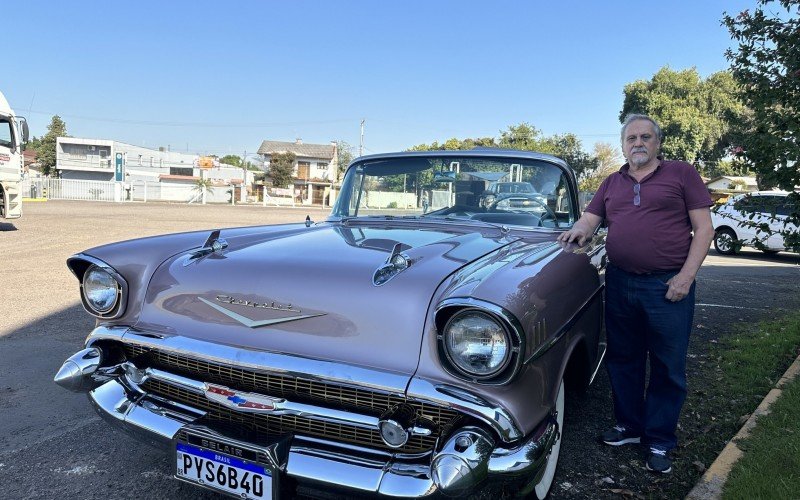 Clodio mostra, orgulhoso, seu Chevrolet Bel Air 1957 | Jornal NH