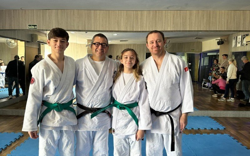 MaurÃ­cio Mertins com os filhos, Mattheus e Sophie, e o instrutor Renan Lacerta