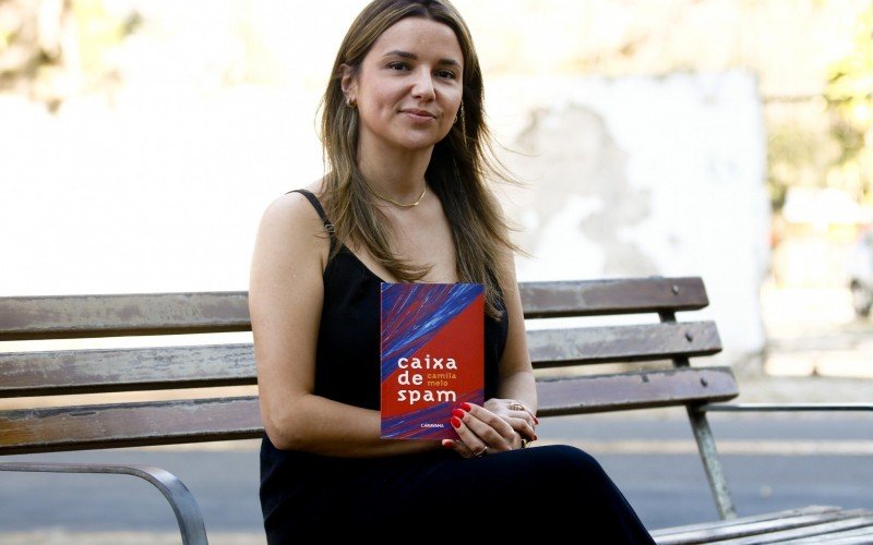 Camila Melo mistura ficção e realidade em sua obra