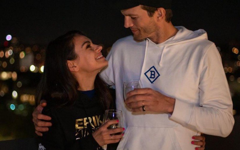Ashton Kutcher e Mila Kunis oferecem casa de praia para estadia e recebem hóspedes | Jornal NH