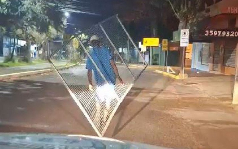 VÍDEO: Criminoso caminha pelas ruas carregando portão de três metros furtado em empresa de Campo Bom