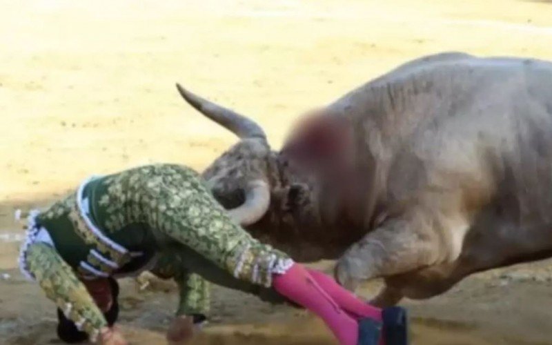 Toureiro é chifrado nas nádegas em uma corrida de touro | Jornal NH