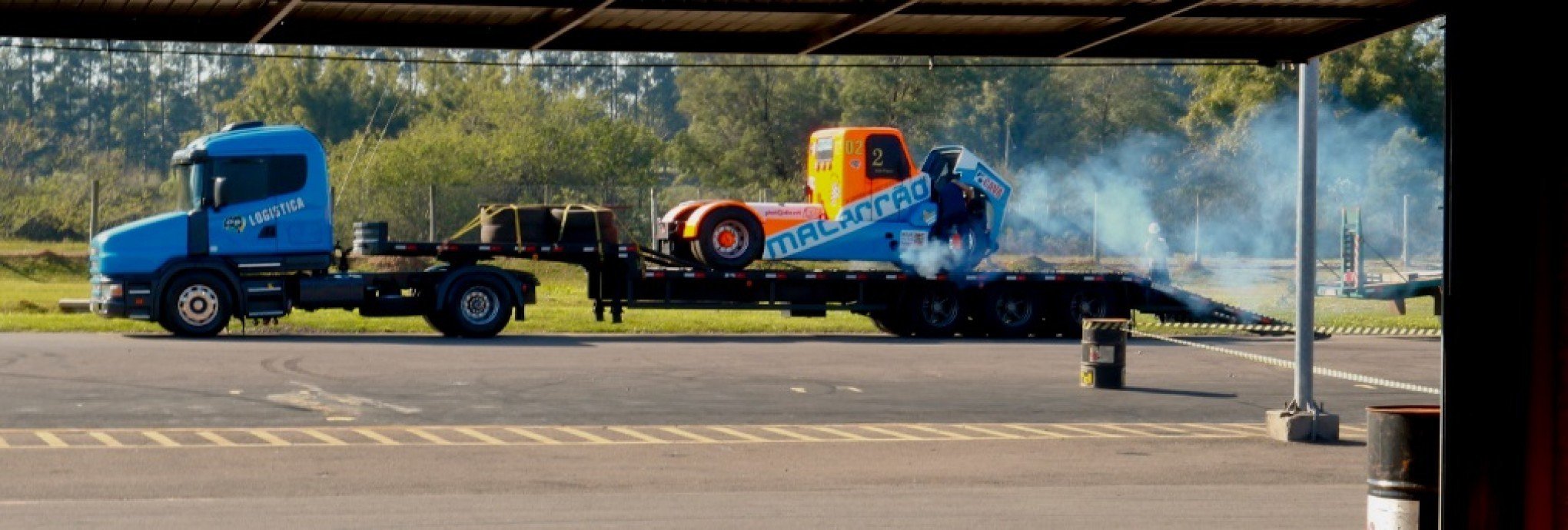 Máquinas de cinco toneladas aceleram até 190 km/h no autódromo do Velopark em Santa Rita