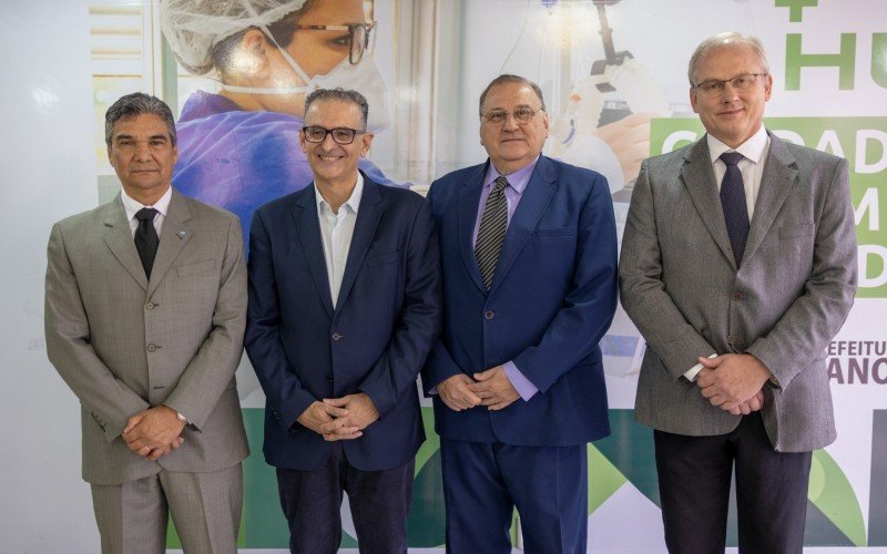 Novos diretores do HU com o prefeito Jairo Jorge. Desafio é gerar receitas
