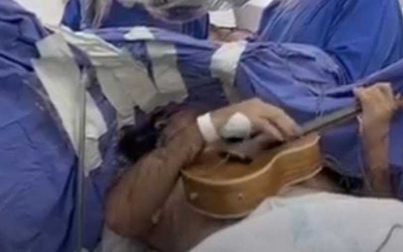 Homem toca ukulelê durante cirurgia cerebral no Hospital Bruno Born, em Lajeado | Jornal NH