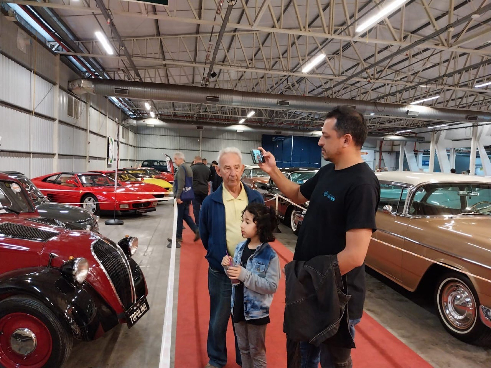 Fabiano envia fotos de veÃ­culos para amigos que nÃ£o conseguiram visitar Expoclassic