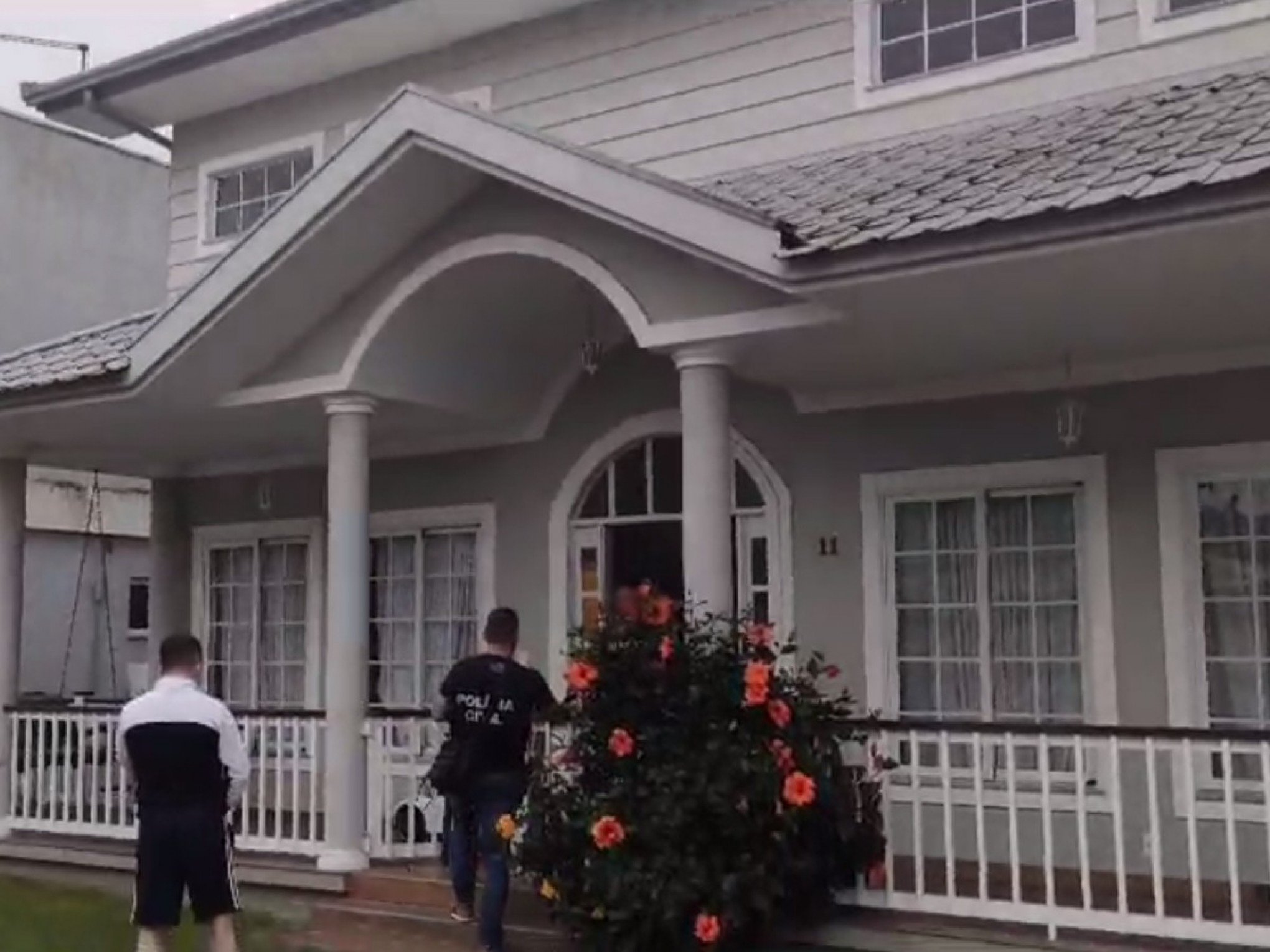 VÍDEO: Mandante de mortes no Vale do Sinos é capturado em mansão de luxo tipo "Scarface"