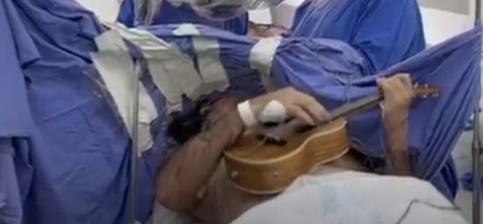 VÍDEO: Paciente toca ukulelê durante cirurgia cerebral em Lajeado