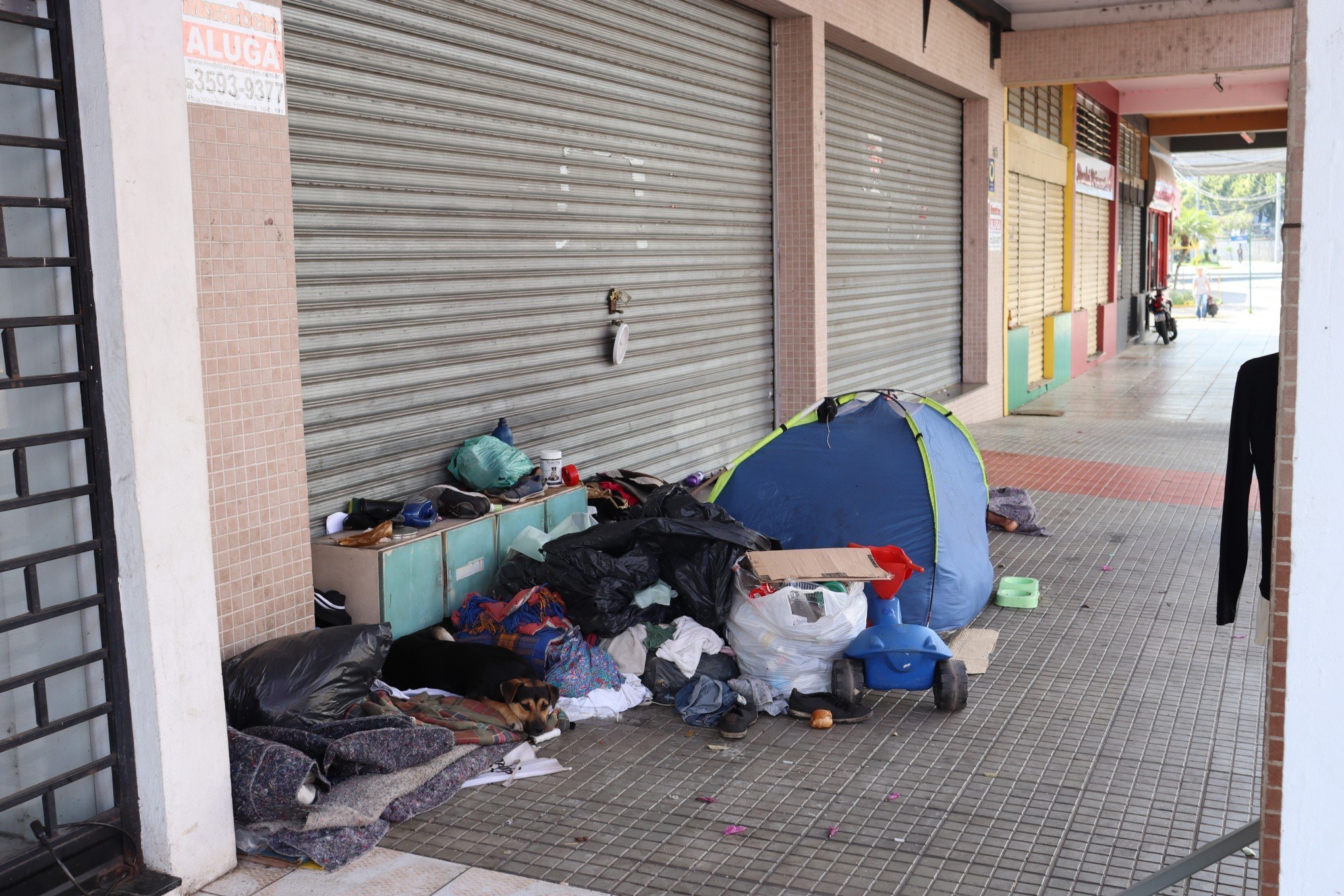 Comerciantes se incomodam com acampamento de pessoas em situação de rua no Centro de Novo Hamburgo