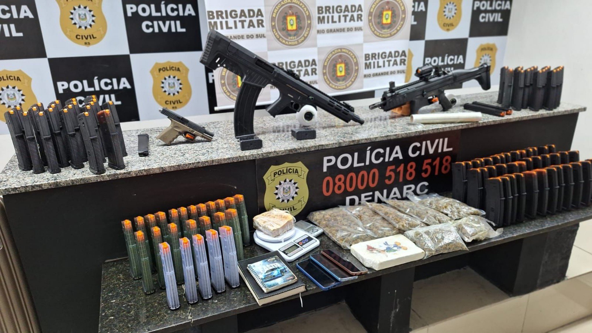 Drogas e armas avaliadas em R$ 300 mil são encontradas em casas e oficina mecânica