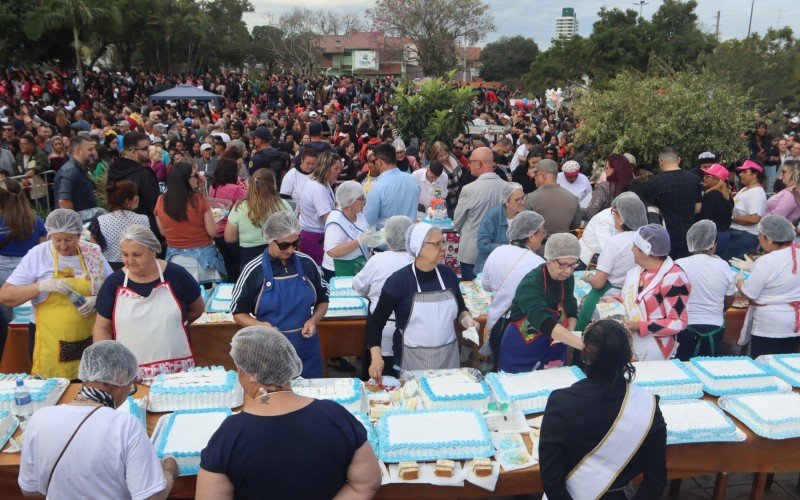 Milhares de pessoas participaram do evento, que teve 62 metros de bolos e muitas atrações neste domingo