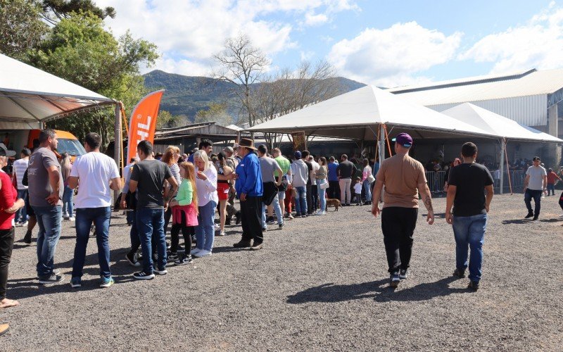 PÃºblico fez fila para provar o tradicional costelÃ£o na vala