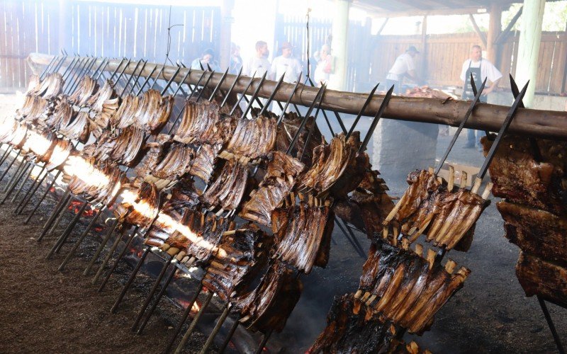 Costelão na vala encerra a 22ª Festa das Azaleias  | Jornal NH